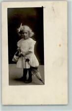 39167450 - Maedchen mit Handtasche und Regenschirm und ein Kleid mit Spitzen