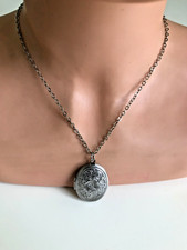 Vintage-Anhänger an einer Kette. Medaillon. Länge: max. 58 cm.