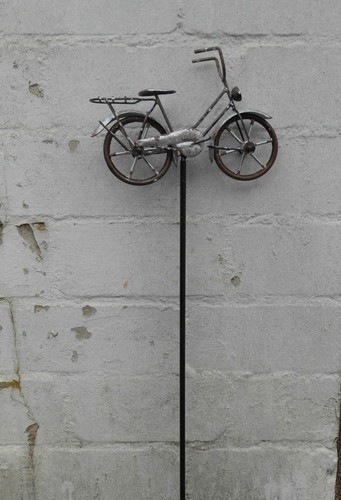Fahrrad auf gartenstab - fahrrad,