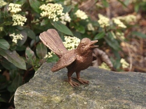 Bronzefigur kleiner stehender
