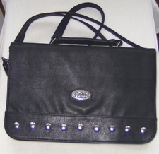 Schwarze Handtasche mit Nieten