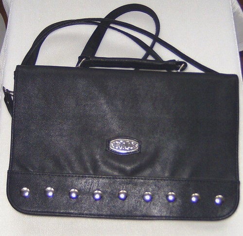 Schwarze handtasche mit - handtasche, nieten