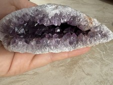 Amethyst-Druse aus dem Fischbachtal – kräftig violette Kristalle