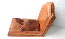 Buchstütze geschnitzt Holz