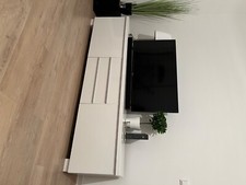 Weiße TV-Bank in Lack-Look