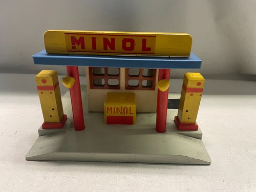 Minol tankstelle aus holz ddr - tankstelle,