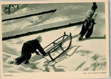 12084186 - Aufwaerts Kinder schieben Schlitten phot. Karl Hedrich