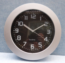 28341.  Wanduhr Uhr  Quarz silber schwarz  25 cm