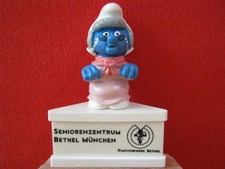  WERBE SCHLUMPF OMA AUF SOCKEL