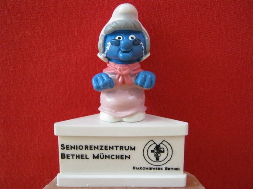 Werbe schlumpf oma auf sockel - werbe,