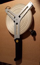 Robustes Rollbandmaß 50 m mit Metallrahmen.