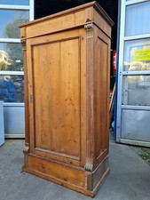 alter antiker Schrank