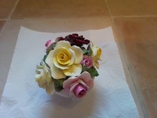 Dekorativer handgemachter handbemalter Porzellan Blumenstrauß Rosenbouquet