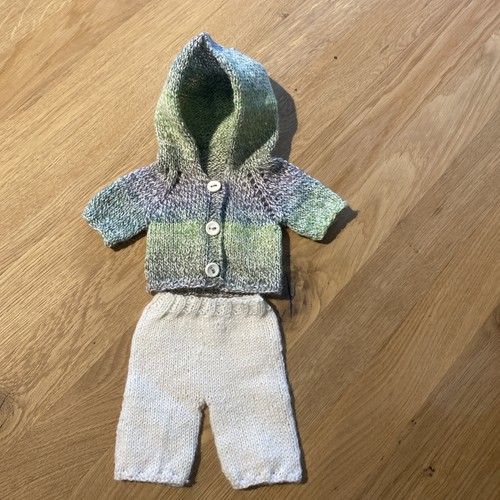 Handgestrickte kleidung - kleidung, f