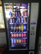 Verkaufsautomat Getränke und Snacks