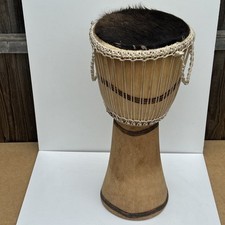 Afrikanische Djembe große handgeschnitzte Holzhandtrommel traditionelles Instrument