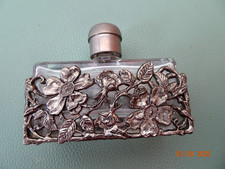 Alter kleiner FLAKON Parfümflacon weißes Glas mit Metallmontierung