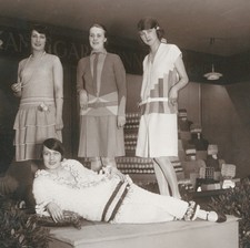 MODE 4 junge Damen Charleston Kleider Kaufhaus Leipzig Vintage König 1925 XL