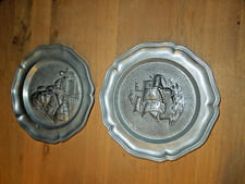 zwei antike Zinnteller / Zinkteller gepunzt Engelfigur mit Flöte Ø 22 cm