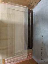 Plexiglasvitrine mit Gebrauchsspuren