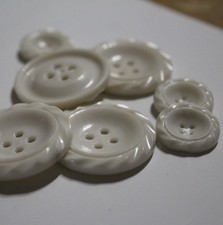 7 Weiße Knöpfe, Kordelrand  - 4x 27,5 mm + 4x 16 mm Ø - Aus Omas Schatztruhe 89