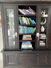 Henders und Hazel Vitrine Akazie dunkel gebeitzt