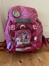 Ein süßer, pinker Schulranzen mit Tieren drauf von der Marke Beckmann