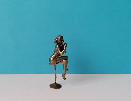 Sitzende frau auf barhocker - sitzende,