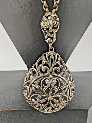 Schöne kette mit anhänger - mit,