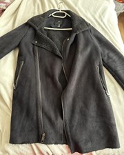 Schwarzer Mantel aus Wildlederimitat