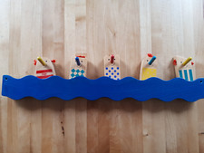 Haba Kindergarderobe, 5 bunte Wichtel, Hakenleiste aus Holz