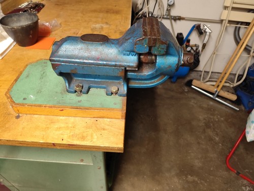 Alter massiver schraubstock - massiver,