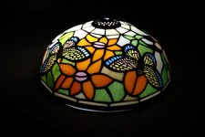 Handgefertigte Tiffany-Stil Deckenleuchte mit Blumen & Schmetterlingen, neu