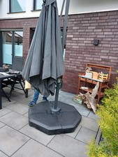 Ampelschirm Rhodos Junior mit gefüllten Plattenständer