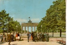 Postkarte :  BERLIN -  Brandenburger Tor . Ostseite 1966