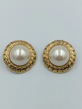 Klassische Clip-Ohrringe mit großen Perlen in Goldoptik