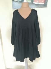 Schwarzes Kleid Stufenkleid