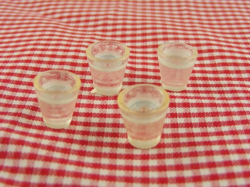 Puppenhaus wasserglas gefüllt - puppenhaus,
