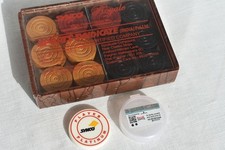 Carrom Steine mit Striker in