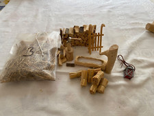 Krippenzubehör, z.B. Heu, Strohballen, Brunnen, Hackstock usw. siehe Foto "3"