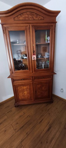 Vitrinenschrank mit