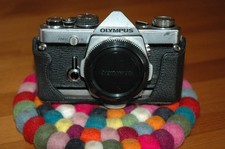 Olympus OM-2 Gehäuse in chrome/silber mit Tasche