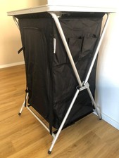 Kompakter Camping-Faltschrank mit Schnellaufbausystem aus Alu mit Hülle