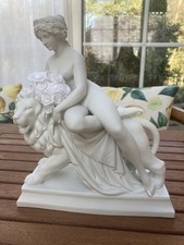 Wunderschöne antike grazile Porzellanfigur,  Akt schöne junge Frau auf Löwe