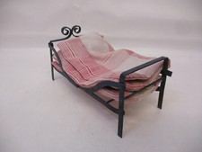 X-36137	Älteres Puppenstuben-Bett, Metall, klappbar, L. ca. 15,5 cm