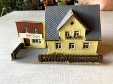 Haus (alt) - Mit Tischlerei - Eisenbahn - Spur HO - Karton - Fassade in gelb