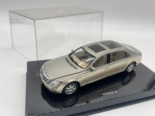 Modellautos 1:43 AUTOart Maybach 62 LWB 2002 gold braun mit Vitrine
