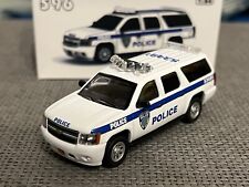 596 Chevrolet Suburban Police 1:64 Diecast Modellauto Ähnl Greenlight Metal Base
