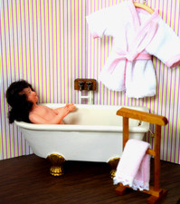 Puppenbad Porzellan Badewanne Bademantel Handtuchhalter Wasserhähne Puppenstube