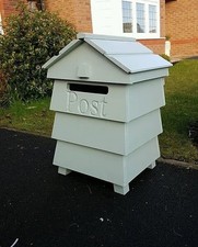 Bemalter Briefkasten/Briefkasten/Paketkasten/Gartenladen im Bienenstockstil